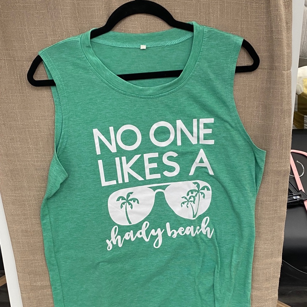 Green Graphic Muscle Tee - No One Likes A Shady Beach